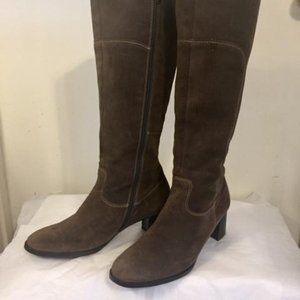 Closing. Final. Paul Green Suede Boots